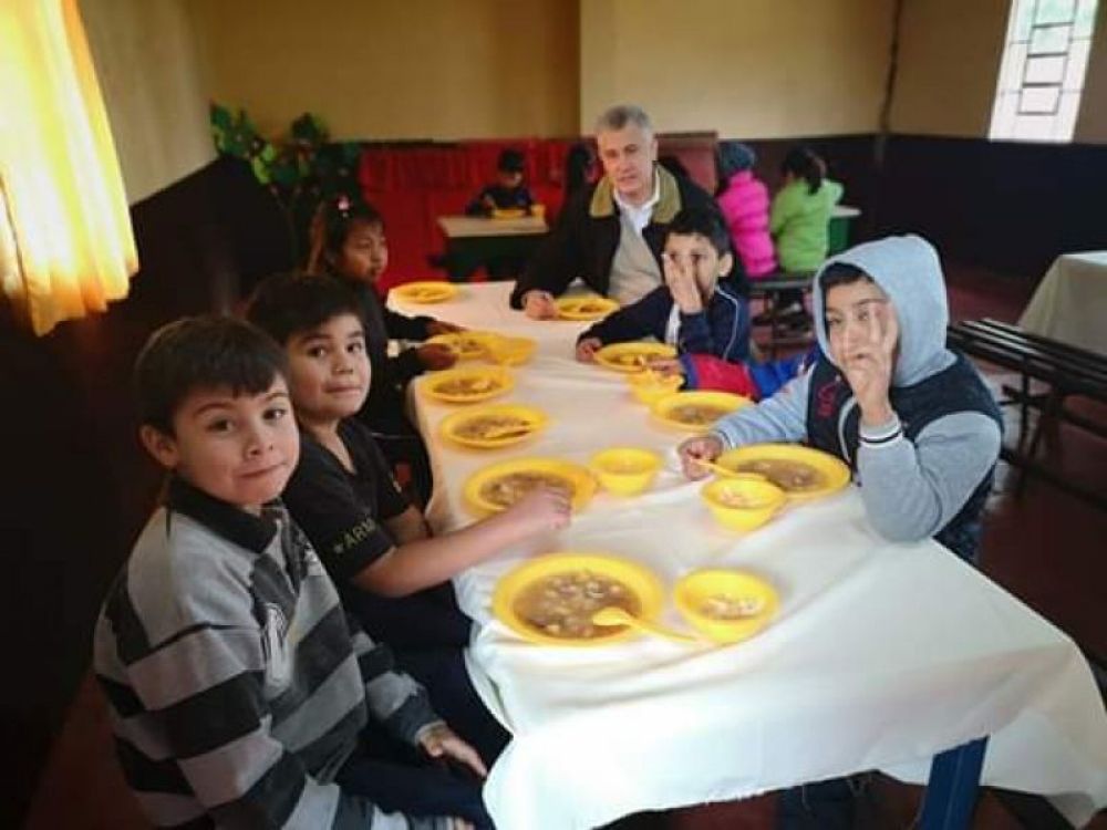 Intendente almorzó con los niños de la escuela Prof. Adela Speratti