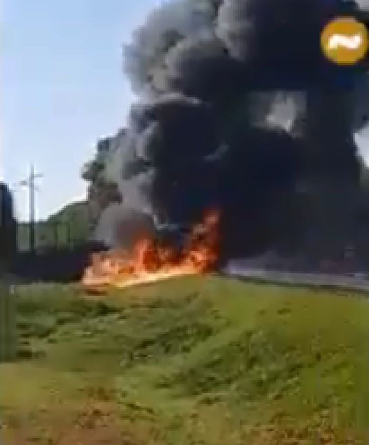 Un camión cisterna se incendió tras volcarse en Ñumi