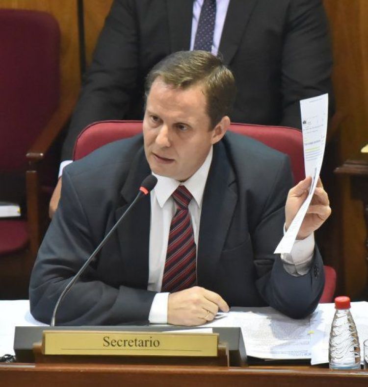 Ministro de la Corte pide borrar su nombre de lista de afiliados del Partido Colorado