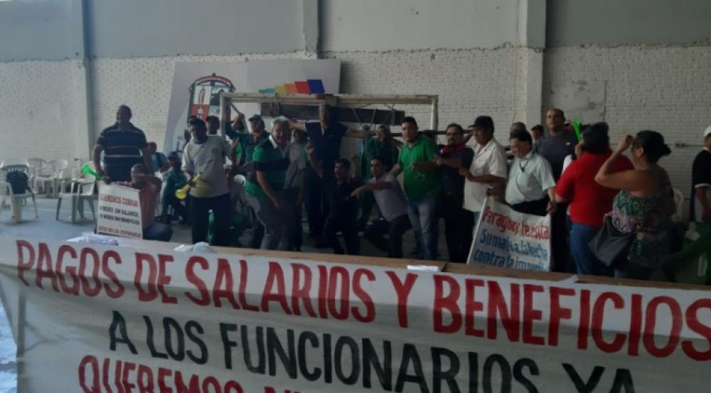 Funcionarios toman la municipalidad de Lambaré