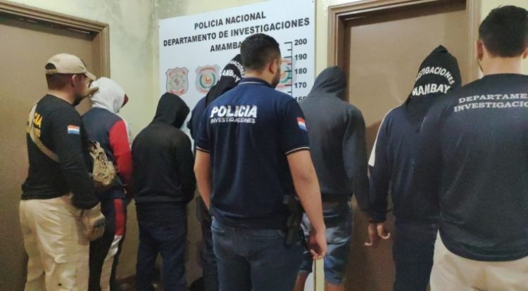 Operativo en PJC: fusiles Ak-47, lujosos vehículos y fajos de dinero entre las evidencias