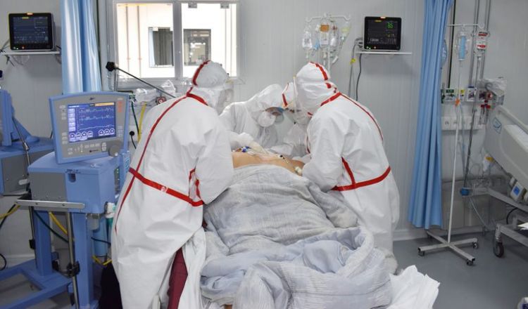 Unos 30 pacientes están a la espera de una cama en terapia intensiva de hospitales