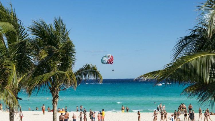 Balacera en Cancún deja 2 muertos y una turista de EEUU herida