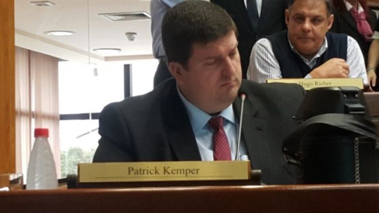Senador plantea reducir a 30 días «plazo único digital para obtener títulos universitarios»