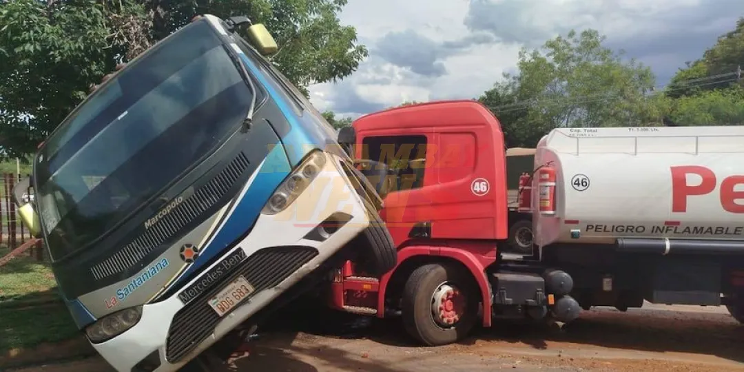 Camión cisterna choca contra minibús en Itá