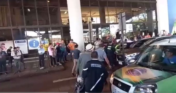 Protesta de exobreros de Itaipú: varios detenidos por cierre del Puente de la Amistad