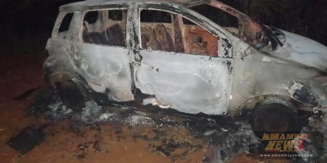 Vehículo queda reducido a cenizas tras ser consumido por un incendio