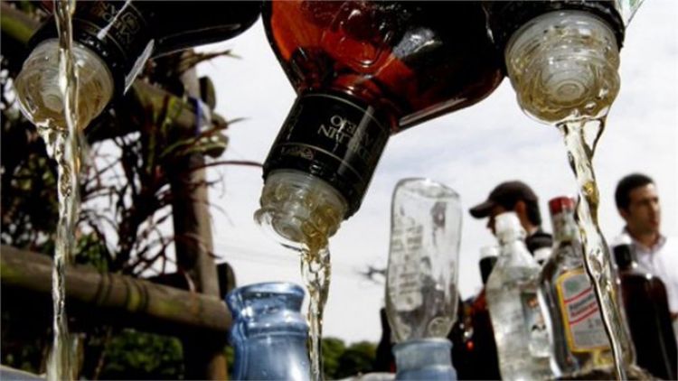 Al menos 25 muertos en India por beber alcohol tóxico