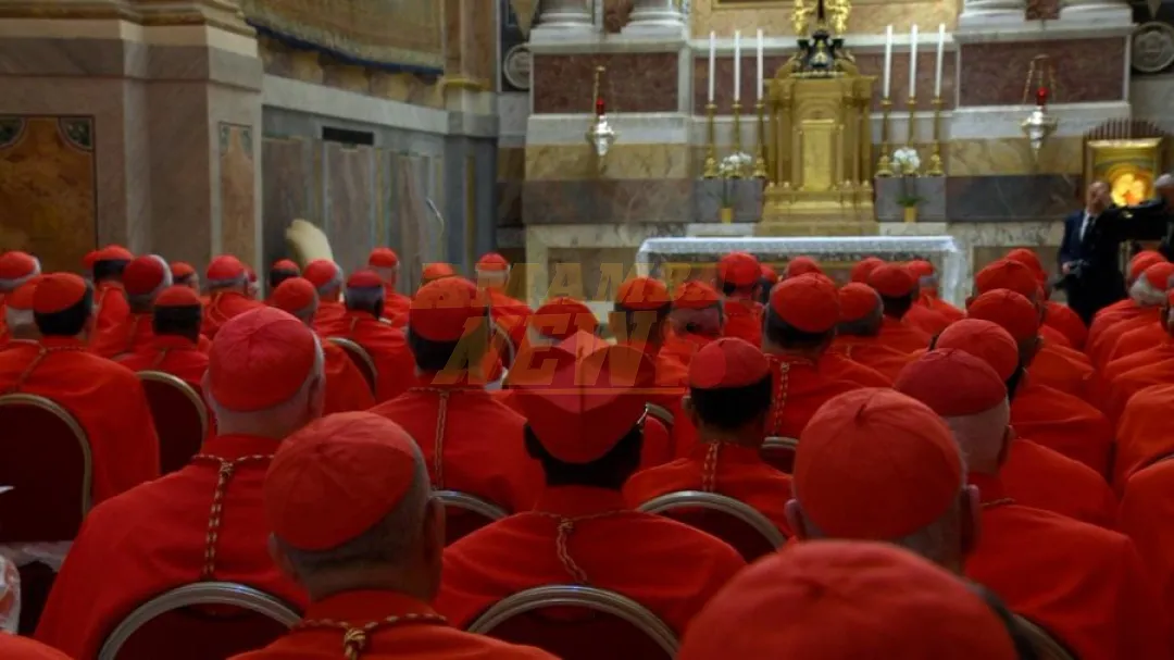 Los cardenales prestan juramento antes de encerrarse en el cónclave