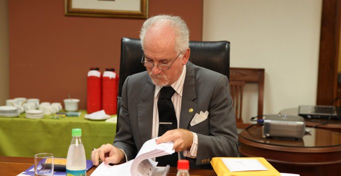 Ministro pide que funcionario sin título universitario sea su asesor y gane más