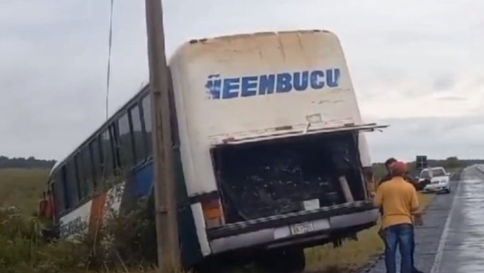 Ómnibus de larga distancia sale de la ruta, termina en la banquina y pasajeros resultan heridos