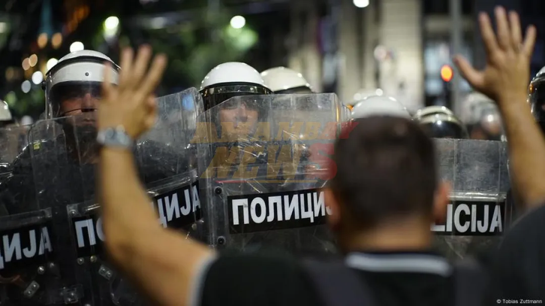 Multitudinaria protesta en Serbia para exigir elecciones
