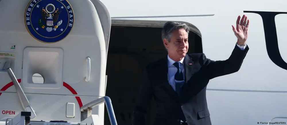 Blinken anuncia apertura de base aérea de la OTAN en Albania