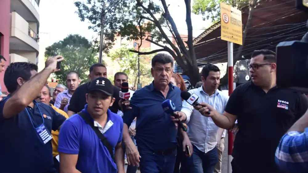 Efraín Alegre abandona la convención liberal en medio de incidentes