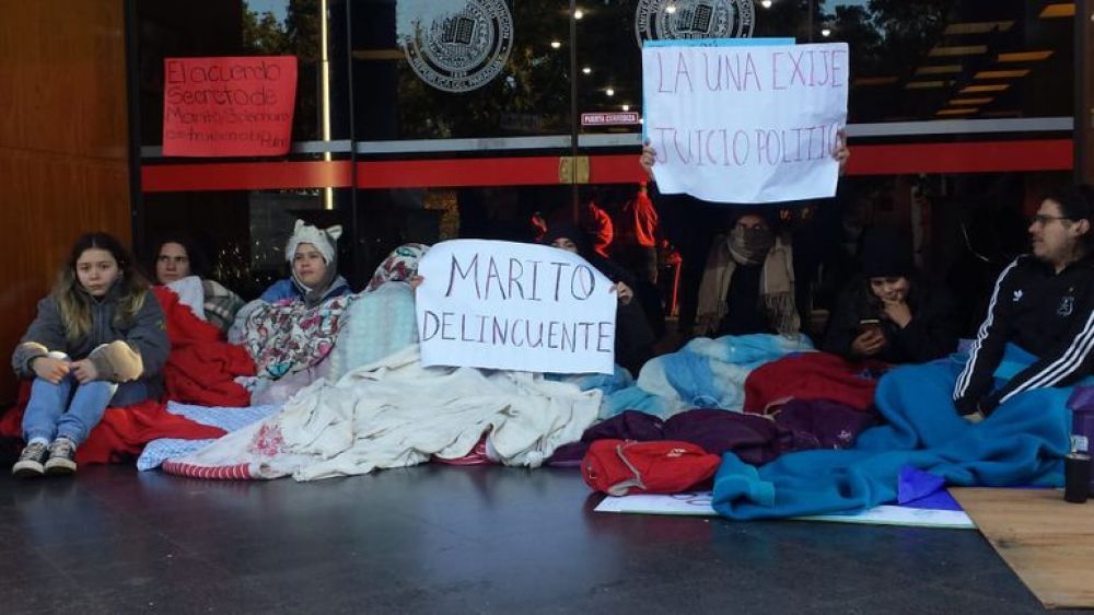 Universitarios que exigen juicio político siguen en vigilia
