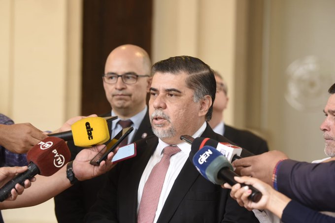 Julio Borba afirma que nadie habló con él para seguir como ministro de Salud