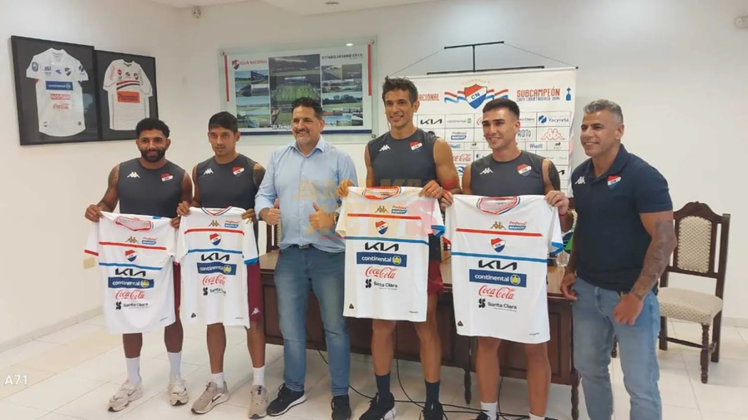 Nacional presentó a Roque Santa Cruz y otros refuerzos