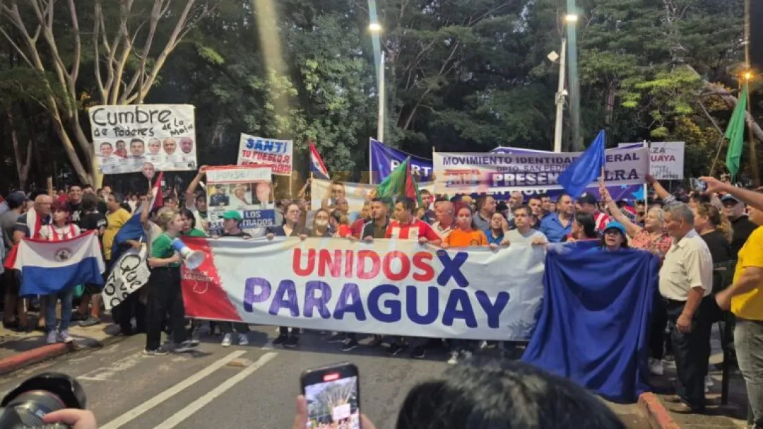 Movilización de partidos políticos opositores en Asunción