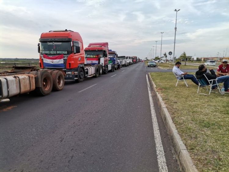 Camioneros ratifican que seguirán con el paro a nivel nacional