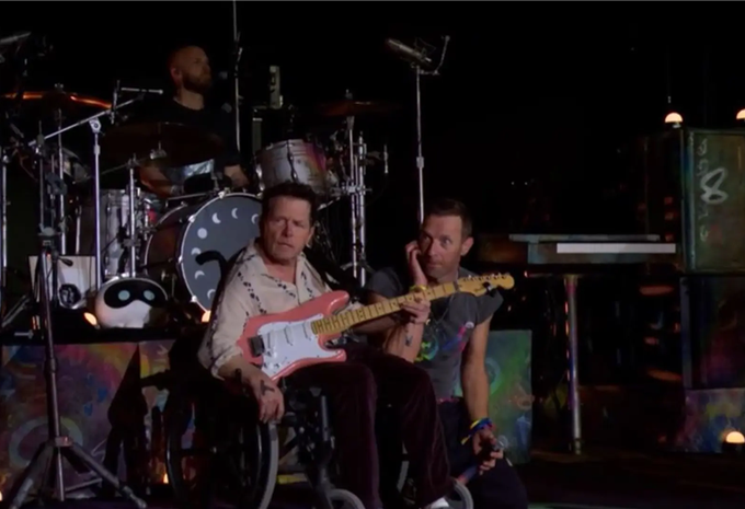 Michael J. Fox sorprendió al unirse a Coldplay en Glastonbury