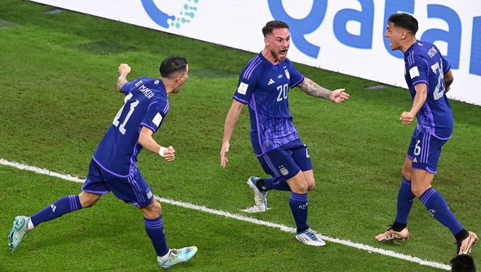 Argentina golpeó en momentos justos a Polonia para meterse a 8vos como líder de su grupo