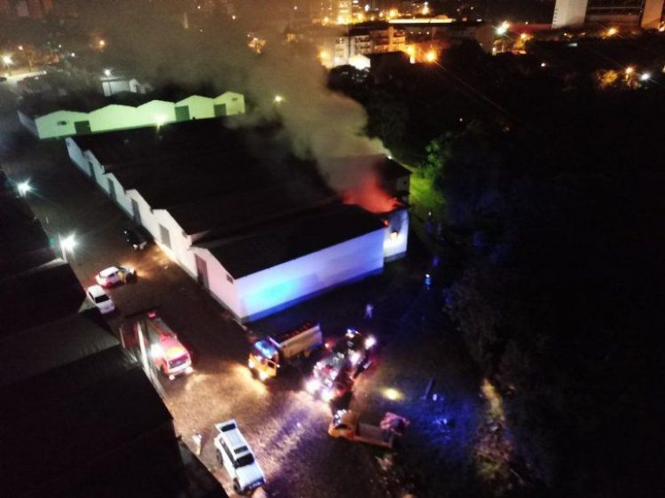 Controlan incendio de gran magnitud que presuntamente fue provocado