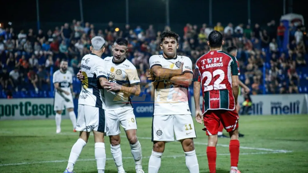 Olimpia vuelve al triunfo ante la mirada de Bustos