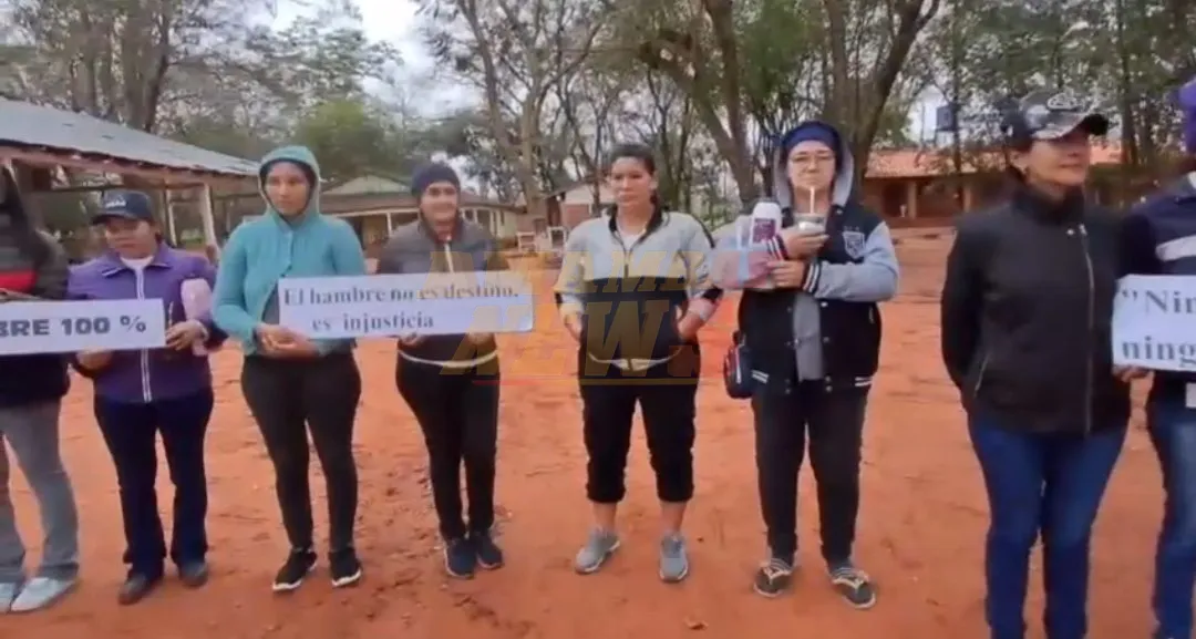 Padres toman escuela en Arroyito para exigir almuerzo escolar
