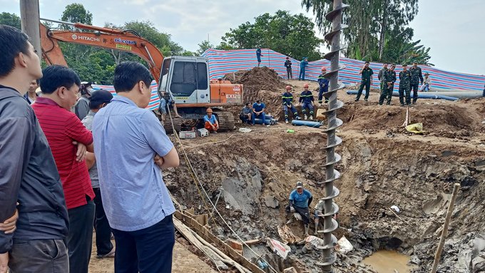 Intentan salvar a un niño que cayó en un agujero de 35 metros de profundidad en Vietnam