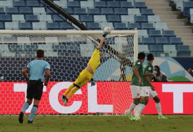 César Farías destaca la actuación de Carlos Lampe ante Chile