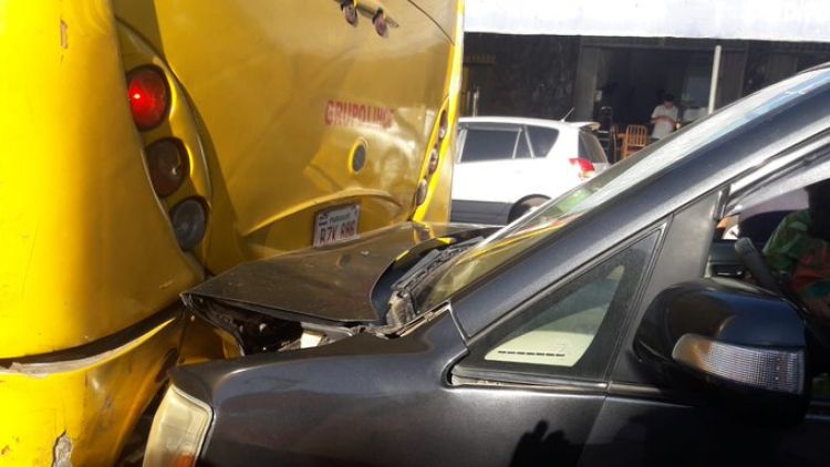 Reportan triple choque de vehículos en Ñemby