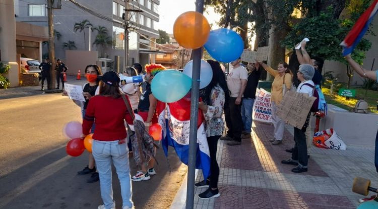 Realizan escrache a la senadora Lilian Samaniego durante su festejo de bodas