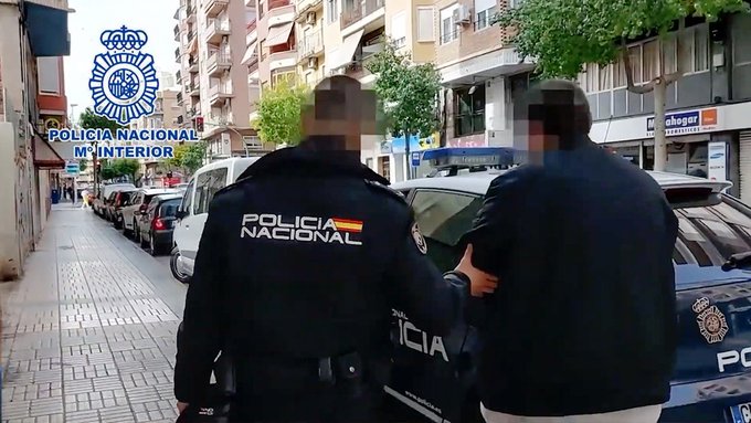 Arrestan a una pareja acusada de explotar sexualmente a más de 120 mujeres en España