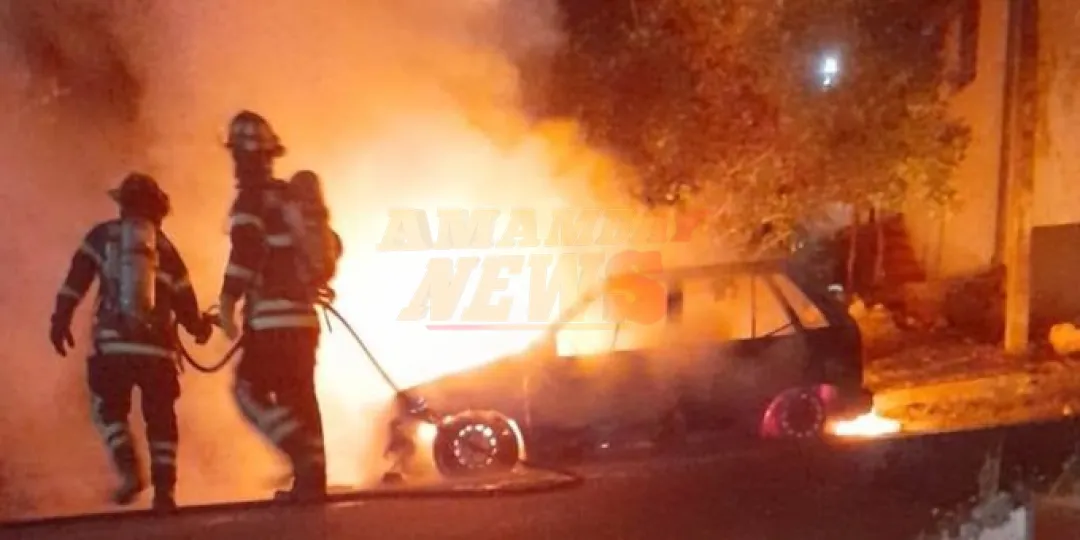 Sospechoso huye tras incendiar un vehículo en plena madrugada