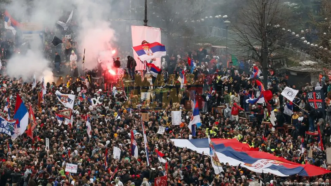 Miles de personas exigen la salida del presidente de Serbia