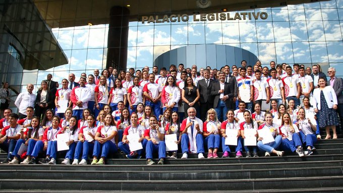Diputados condecoran a medallistas