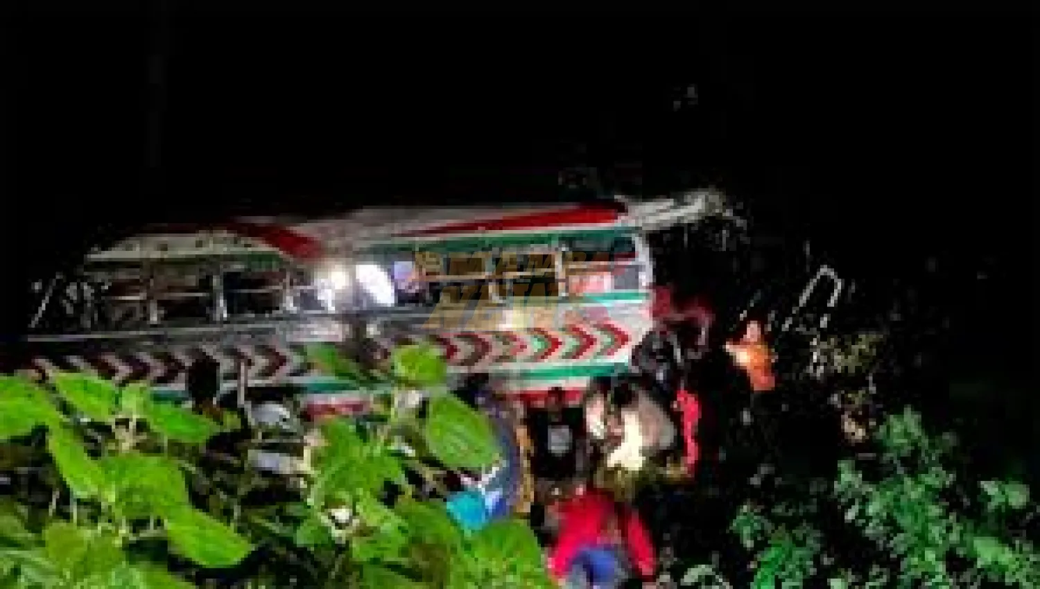 Guatemala: 15 muertos tras caer un bus en barranco de 75 metros