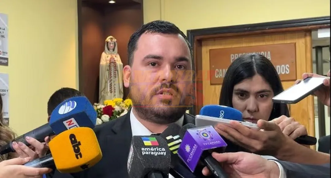 Bello defiende a Medina, el “niñero de nepobabies”