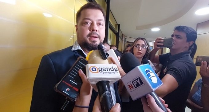 Senador sugiere convocar a Riera por el caso Isepol