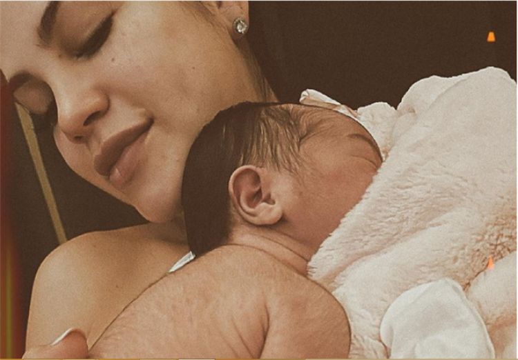 Natti Natasha posa por primera vez con Vida, su pequeña hija
