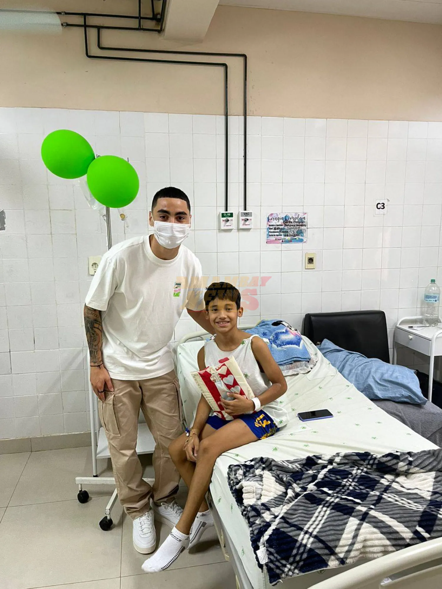 Almirón llevó alegría navideña a niños hospitalizados en el Acosta Ñu