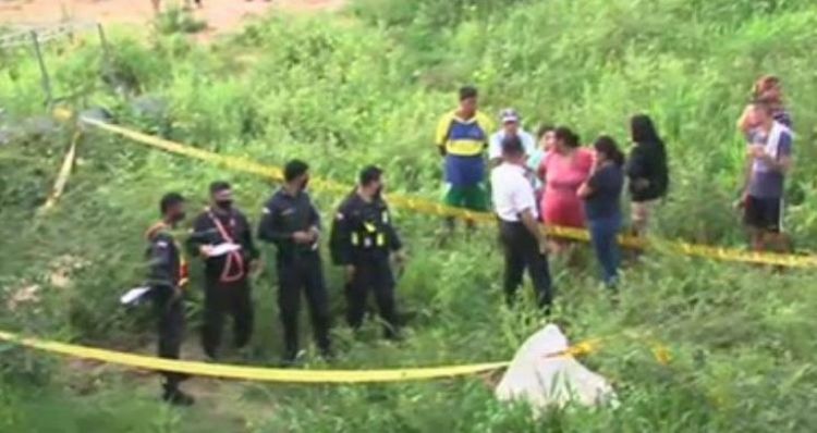 Policía allana viviendas en Trinidad en busca de sospechoso de homicidio