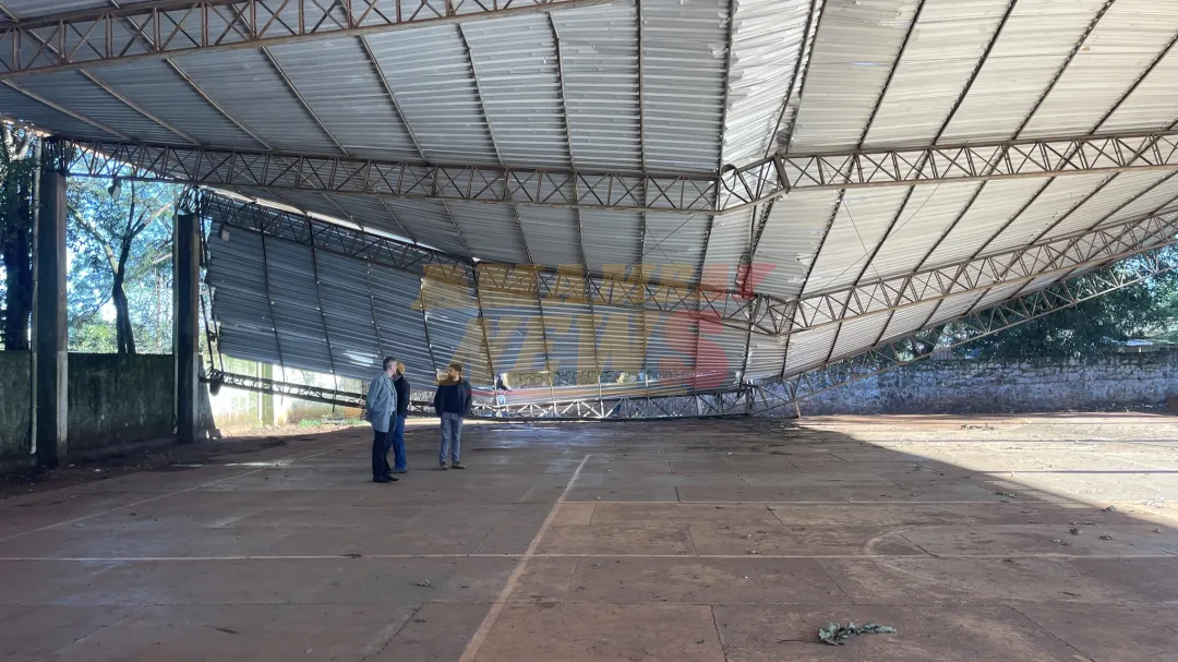 Intendente visita obra de demolición total del tinglado afectado por tormenta