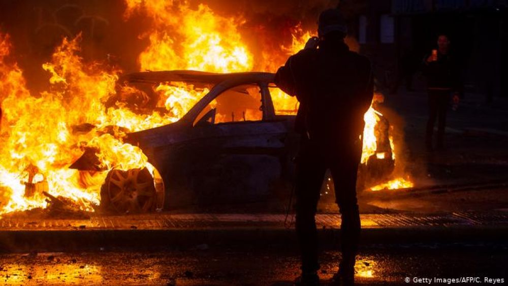 Tres muertos y toque de queda en tres regiones por graves disturbios en Chile
