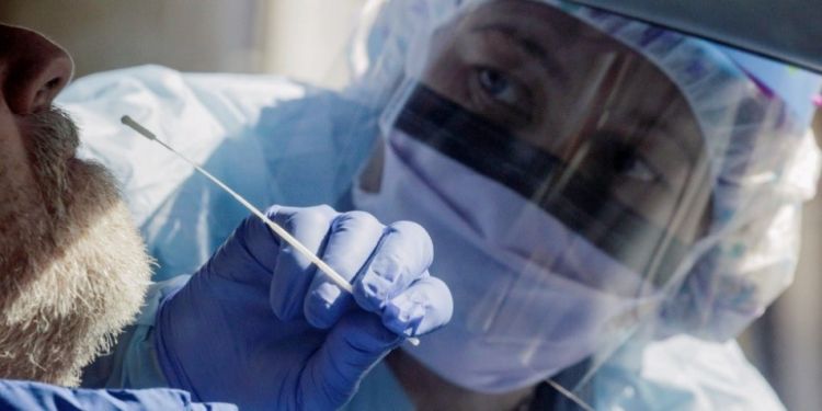 Salud reporta 12 fallecimientos y 697 nuevos contagios por coronavirus