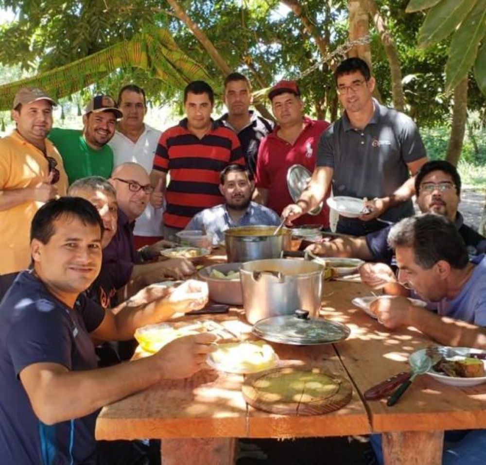 Directores coman en "granja"