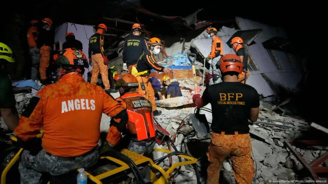 Aumentan a 72 los fallecidos por terremoto en Filipinas