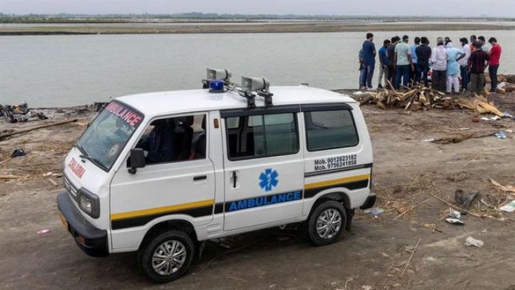 El río Ganges, convertido en cementerio, echa por tierra las cifras oficiales de muertos por Covid-19