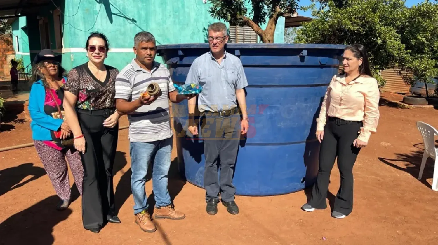 Intendente Ronald Acevedo entrega una caja de agua al asentamiento Romero Cue – Sector II