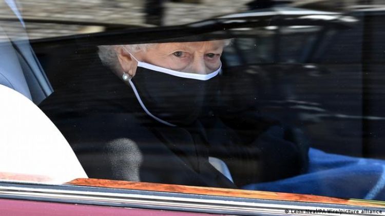 Isabel II cancela eventos virtuales por síntomas de COVID-19